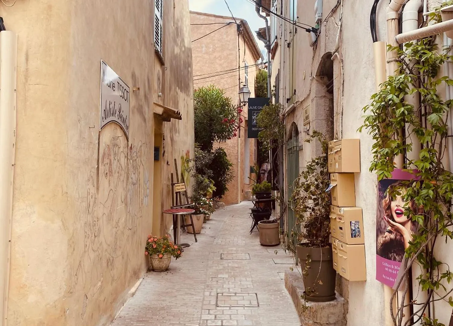 Apartment Two Bedroom Townhouse In The Heart Of The Old Village Of Mougins With Its Michelin Star Restaurants. - 2140